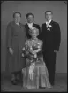 Grupporträtt, fyra personer, bröllop. Elon Ahlbom. Baldersvägen 33, Hallstahammar. Ur Gustaf Åhmans samling.