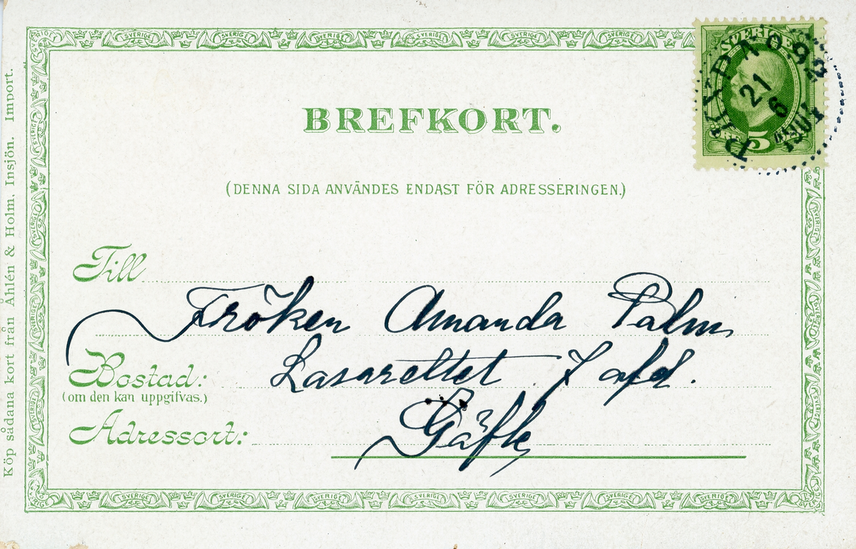 Brevkort adresserat till sjuksköterskan Amanda Palm, 1904. 
Motiv av en stuga på landet. 
Text på framsidan: "Härlig midsommar tillönskas af A. F? f.d patient".