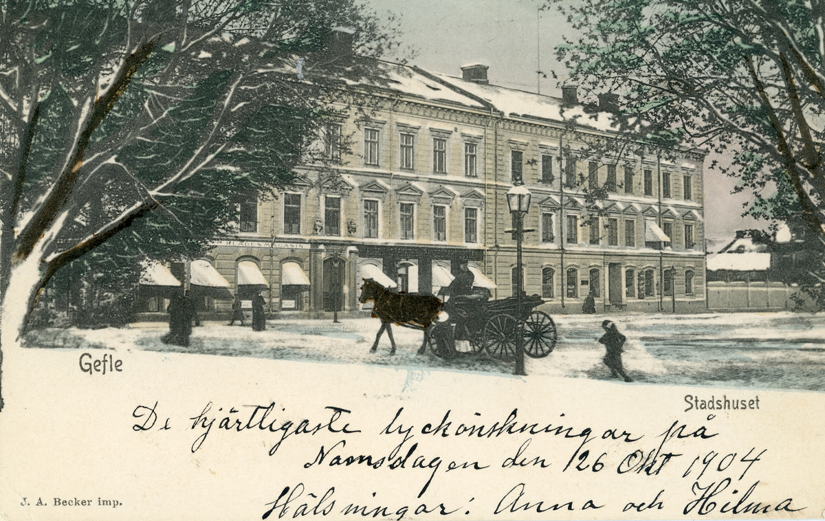 Brevkort adresserat till sjuksköterskan Amanda Palm. 
Motiv av Stadshuset i Gefle med ett ekipage av häst och vagn framför.
Text på framsidan: "De hjärtligaste lyckönskningar på Namnsdagen den 26 okt 1904. Hälsningar Anna och Hilma".