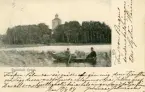 Brevkort adresserat till sjuksköterskan Amanda Palm 1904. Motiv av Stenbrohult, kyrkan, samt två män som sitter i en eka på sjön.
Text under bilden: 