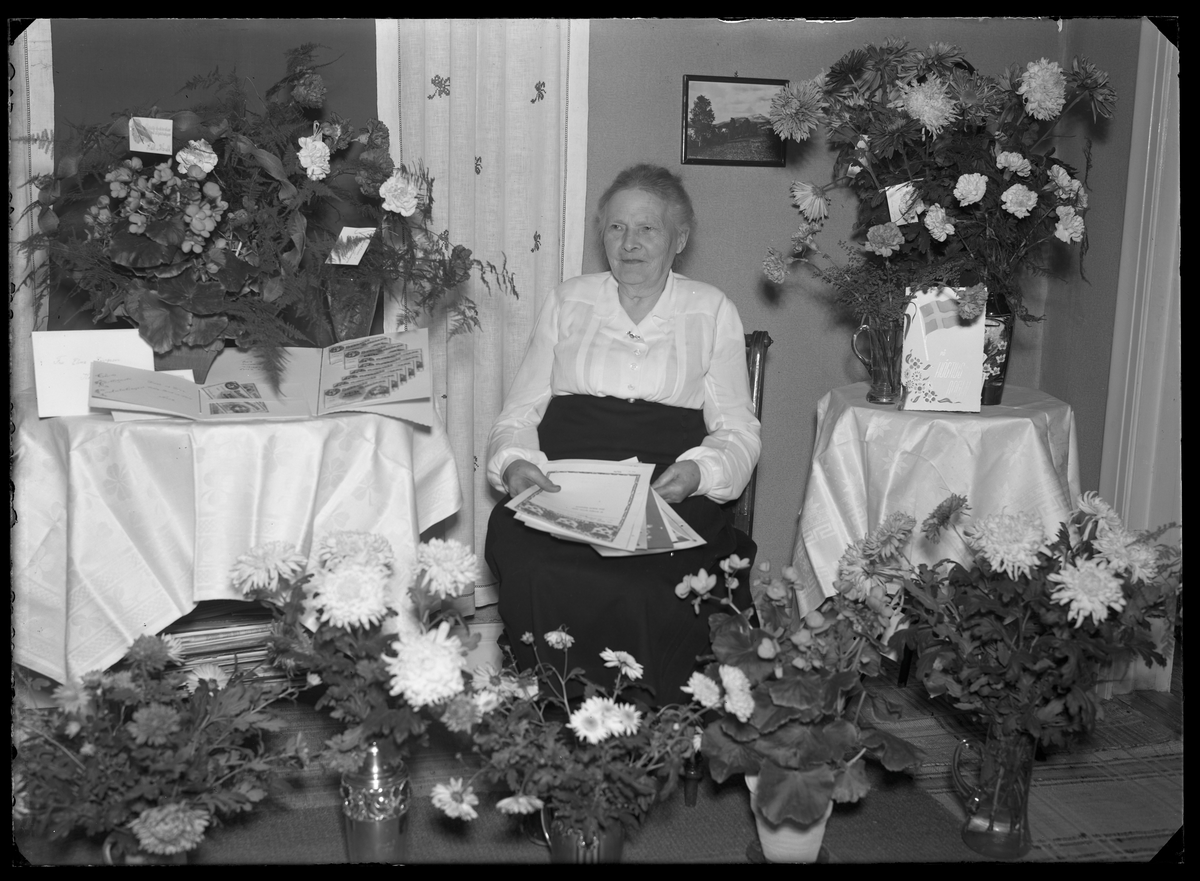 Kvinnoporträtt, årsfoto. Fru Lövgren, Kolbäck.
Ur Gustaf Åhmans samling.