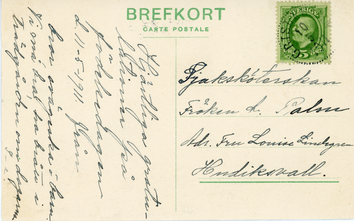 Brevkort adresserat till sjuksköterskan Amanda Palm.
Motiv av vy ifrån Hafsbaden i Grisslehamn.
Text på baksidan: "Hjärtliga gratulationer på födelsedagen d 11-5-1911 från bror, svägerska å barn. Vi må bra, ha brått i trädgården om dagarna. G-e".