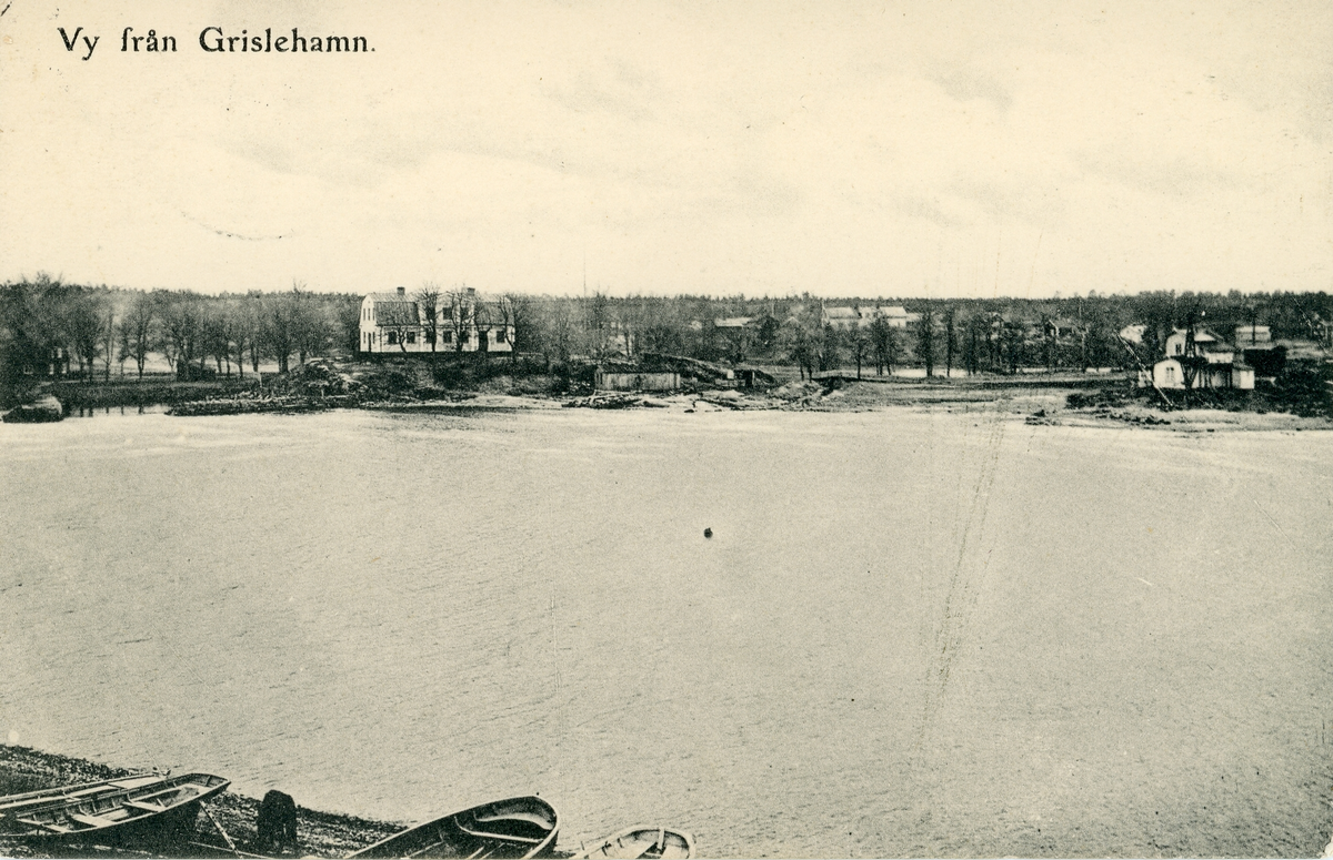 Brevkort adresserat till sjuksköterskan Amanda Palm 1903. 
Motiv av vy från Grisslehamn med hus längst bort i bild och några ekor närmast i bild.
Text på baksidan: "Hjärtliga gratulationer på födelsedagen d. 11de av bror å svägerska samt lilla Maja. Vi må alla gott".