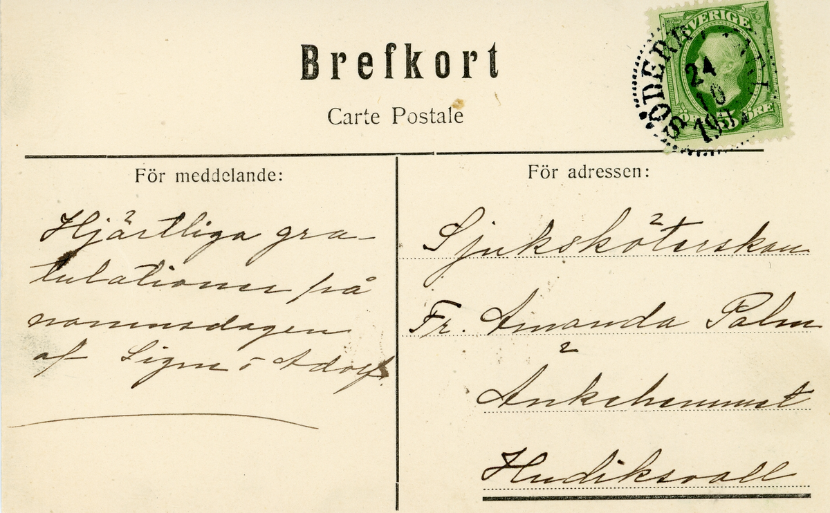 Brevkort adresserat till sjuksköterskan Amanda Palm.
Motiv av vy från Wäddö kanal, Wäddö, med en båt med namn, 
Östhammar II, på väg genom kanalen.
Text på baksidan: "Hjärtliga gratulationer på namnsdagen af Signe och Adolf".