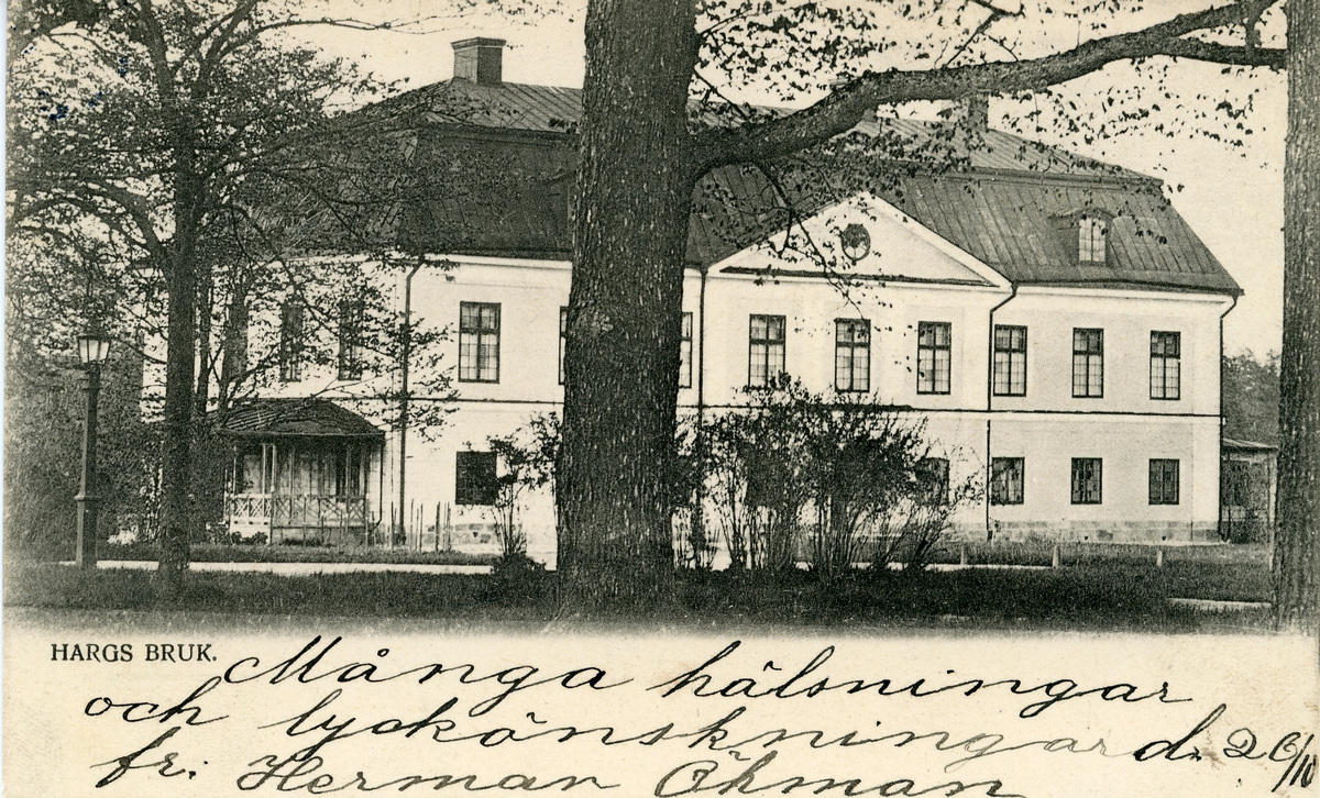 Brevkort adresserat till sjuksköterskan Amanda Palm.
Motiv av Hargs bruk och herrgården i sin prakt.
Text på framsidan: "Många hälsningar och lyckönskningar d. 26/10 fr. Herman Öhman".