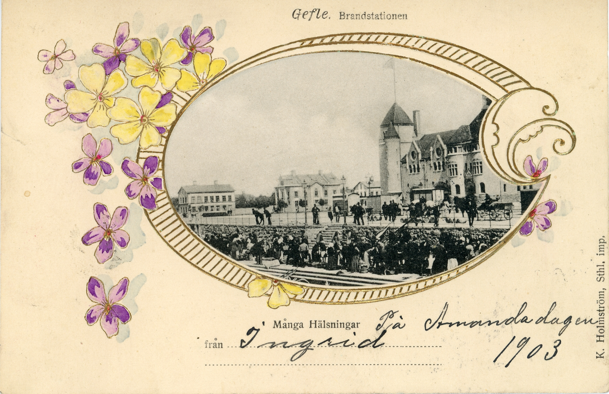 Brevkort adresserat till sjuksköterskan Amanda Palm.
Motiv av Brandstationen i Gefle med tryckt guldkant runt och blommor.
Text på framsidan: " Många hälsningar på Amandadagen 1903 från Ingrid".