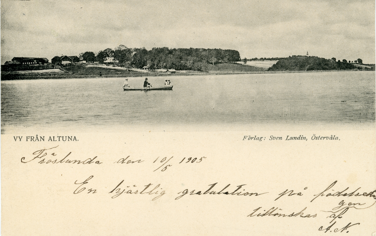 Brevkort adresserat till sjuksköterskan Amanda Palm.
Motiv av vy från Altuna med personer ute i en eka och strandkant med byggnader i bakgrunden.
Text på framsidan: "Fröslunda den 10/5 1905. En hjärtlig gratulation på födelsdagen tillönskas af A. N".