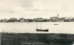 Brevkort adresserat till sjuksköterskan Amanda Palm.
Motiv av Lillfjärden i Hudiksvall med byggnader i bakgrunden.
Text på baksidan: "Som jag hör att fröken skall lemna Ulricehamn vill jag skynda att hjärtligt tacka för vänligheten att sända mig det kära kortet, som minner om barndomsdagar. Hjärtlig helsning till era vänner vänligen Charlotte Svedberg".