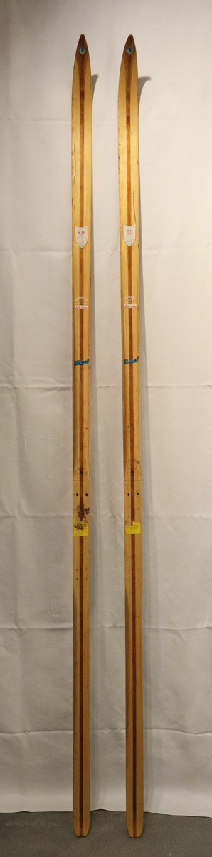 Lett-ski i med overplate og såle i bjørk, hickory kanter og balsa kjerne.
