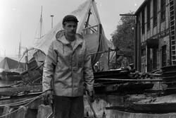 Douglas Wilmot ved Mellemværftet i Vågen, Kirklandet i Kristiansund. Fra en reportasje om utbyggingen av ny pelekai etter god gammel oppskrift. Fra Nordmørsposten, 24. september 1986. Journalist og fotograf er Jan Øivind Jensen.