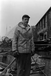 Douglas Wilmot ved Mellemværftet i Vågen, Kirklandet i Kristiansund. Fra en reportasje om utbyggingen av ny pelekai etter god gammel oppskrift. Fra Nordmørsposten, 24. september 1986. Journalist og fotograf er Jan Øivind Jensen.