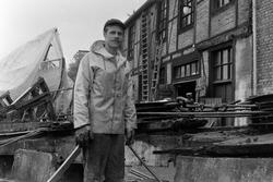 Douglas Wilmot ved Mellemværftet i Vågen, Kirklandet i Kristiansund. Fra en reportasje om utbyggingen av ny pelekai ved museet etter god gammel oppskrift. Fra Nordmørsposten, 24. september 1986. Journalist og fotograf er Jan Øivind Jensen.