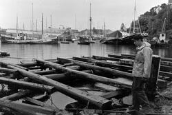 Douglas Wilmot ved Mellemværftet i Vågen, Kirklandet i Kristiansund. Fra en reportasje om utbyggingen av ny pelekai ved museet etter god gammel oppskrift. Fra Nordmørsposten, 24. september 1986. Journalist og fotograf er Jan Øivind Jensen.