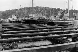Fra Mellemværftet i Vågen, Kirklandet i Kristiansund, og en reportasje fra utbyggingen av ny pelekai ved museet etter god gammel oppskrift. Fra Nordmørsposten, 24. september 1986. Journalist og fotograf er Jan Øivind Jensen.