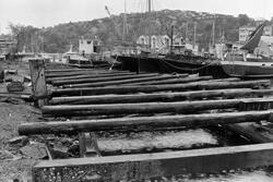 Fra Mellemværftet i Vågen, Kirklandet i Kristiansund, og en reportasje fra utbyggingen av ny pelekai ved museet etter god gammel oppskrift. Fra Nordmørsposten, 24. september 1986. Journalist og fotograf er Jan Øivind Jensen.