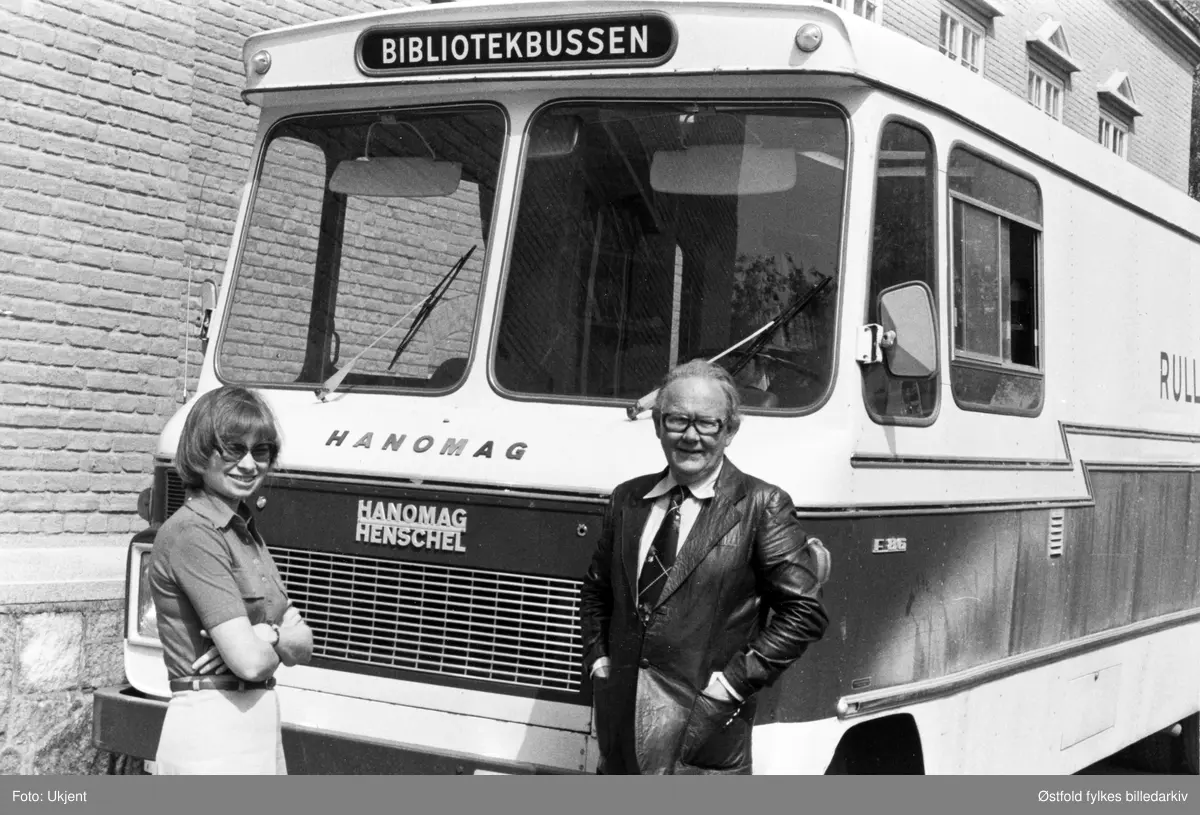 Bibliotekbussen fra Østfold fylkesbibliotek  Foran fra venstre distriktsbibliotekar Irene Bergmann og bokbussjåfør Viggo Nilsen. bokbuss av merket HAnomag Henschel, bilkjennetegn AR 19831.
