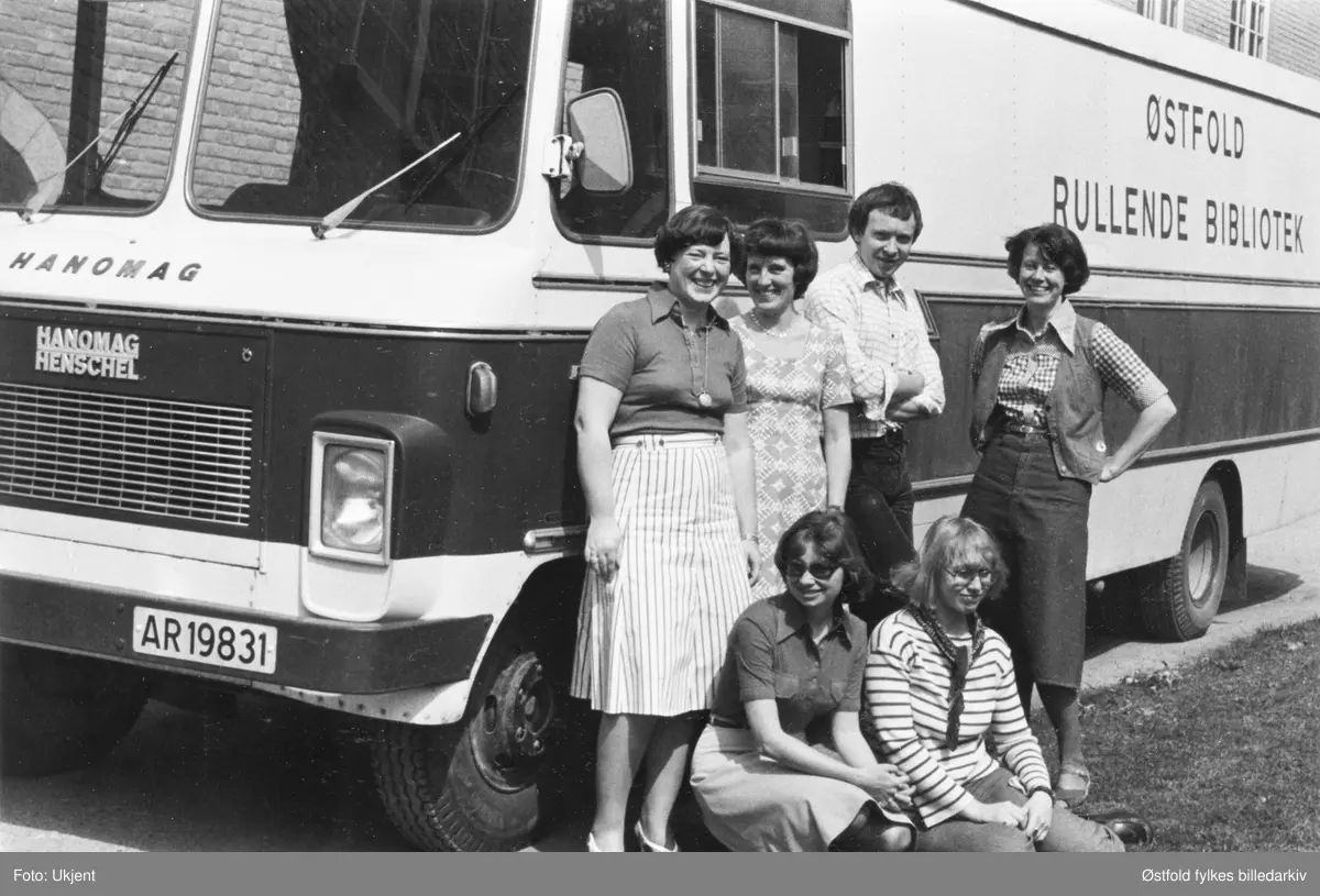 Østfold fylkesbibliotek, ansatte utenfor bokbussen i Fredrikstad, Østfold rullende bibliotek. Bakerst fylkesbiblioteksjef Svein E. Nilsen. Anita Alfredsen helt til høyre.