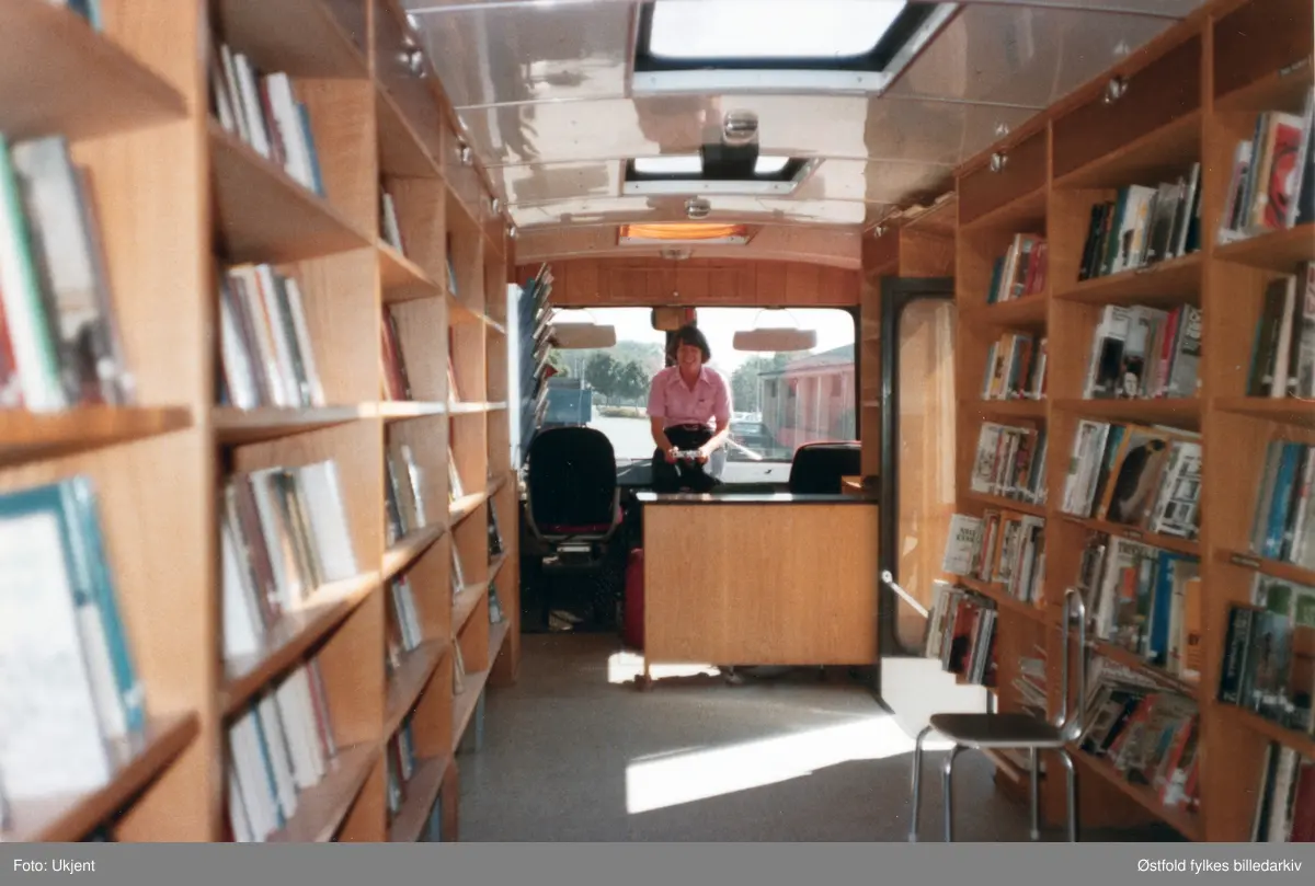 Østfold fylkesbibliotek, Østfold rullende bibliotek. Interiør fra bokbussen til Østfold fylkesbibliotek. Bibliotekar ukjent.