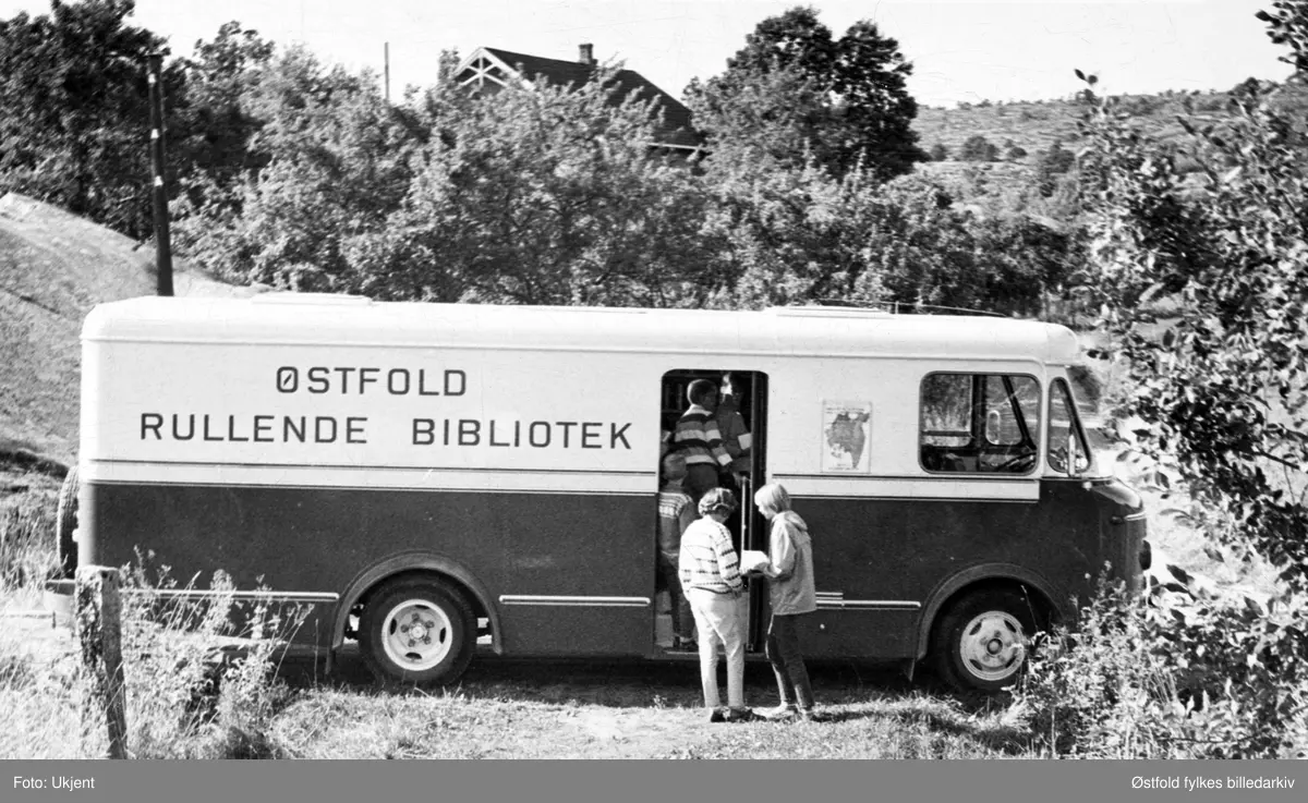 Østfold fylkesbibliotek, Østfold rullende bibliotek. Bokbussen er parkert og klar for sine lånere, på ukjent sted i Østfold.