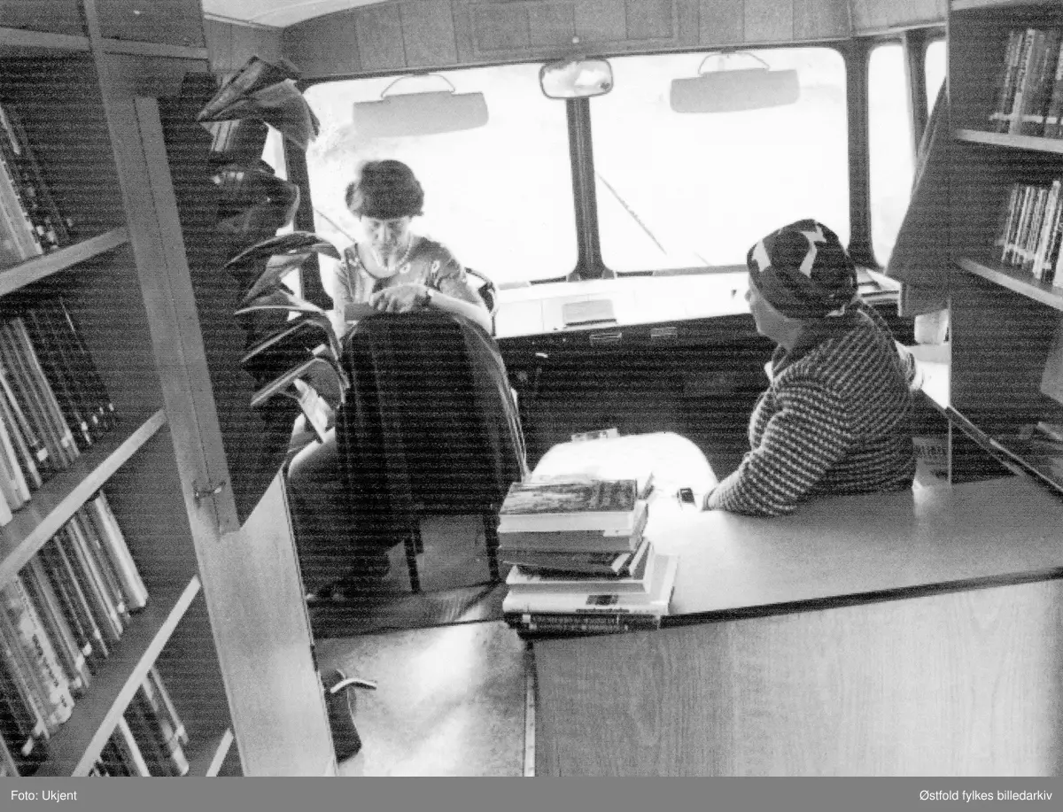 Østfold fylkesbibliotek, Østfold rullende bibliotek. Interiør fra bokbussen bibliotekfullmektig Turid Pettersen? Låner er ukjent.