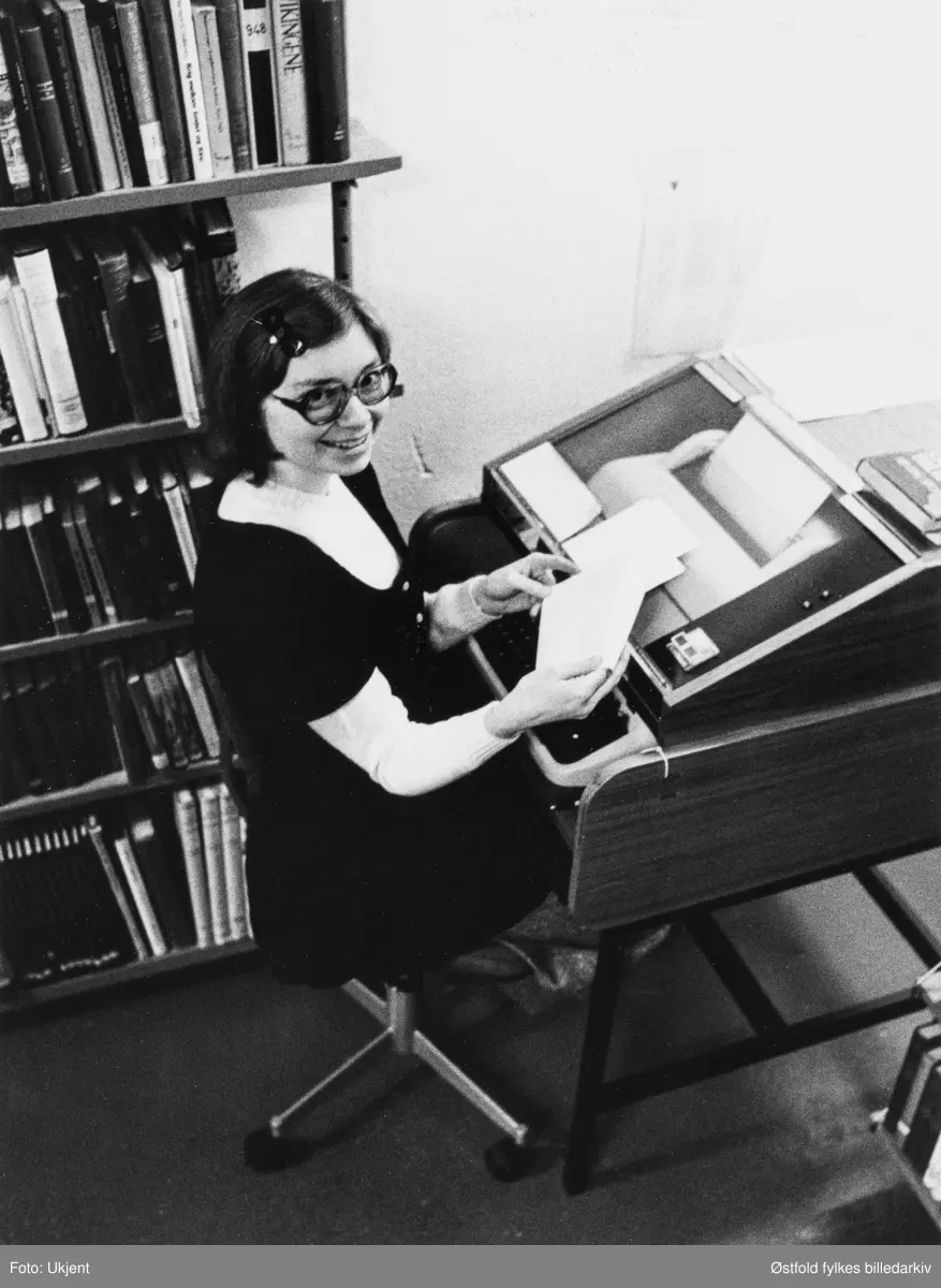 Østfold fylkesbibliotek i Fredrikstad. Bibliotekar Irene Bergmann bak skrivemaskinen.