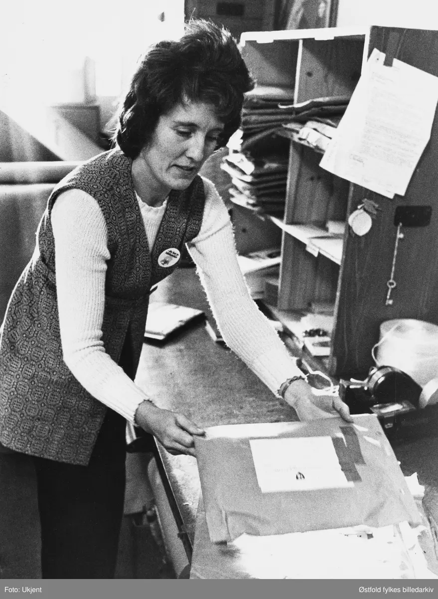Østfold fylkesbibliotek i Fredrikstad. Bibliotekar ekspedere  bøker, fjernlån. Turid Pettersen?
