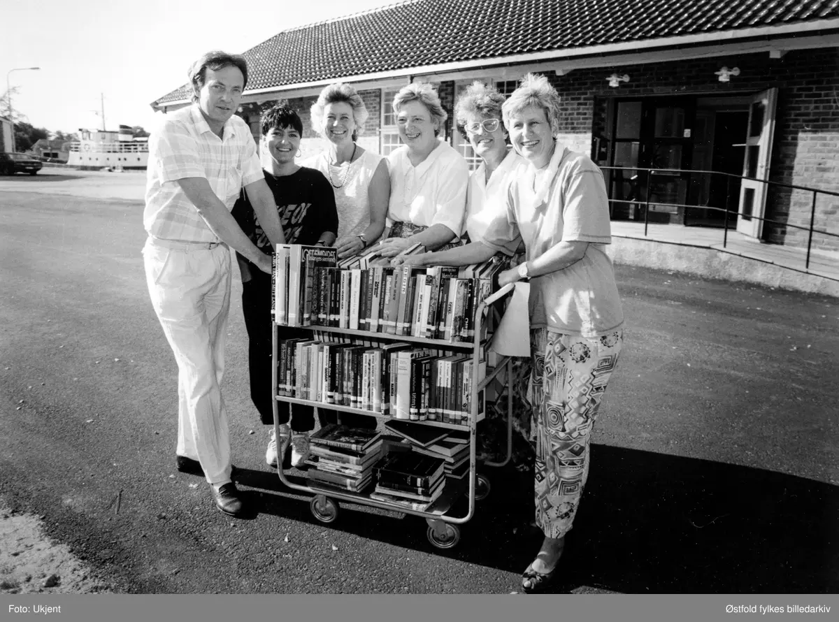 Assatte ved Østfold fylkesbibliotek i Fredrikstad, Hamburgerskuret på Phønixbrygga 3i Fredrikstad. Fra venstre Svein E. Nilsen, nr. 3 Anita Alfredsen, nr. 5 Turid Pettersen (?) nr. 6 Anne Berit Brandvold.