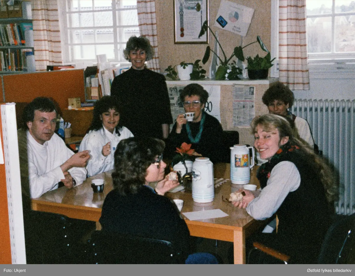 Østfold fylkesbibliotek i Fredrikstad. Kaffepause for ansatta.  Svein E. Nilsen, Anita Alfredsen (nr. 3 fra venstre), Irene Bergmann (med ryggen til),