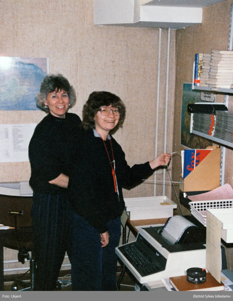 Østfold fylkesbibliotek i Fredrikstad. Fra venbstre Anita Alfredsen og Irene Bergmann.