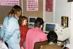Antakelig fra utdanningsmesse for videregående skoler i Østfold, stand om bibliotekarutdanning, ved ansatte fra  Østfold fylkesbibliotek.