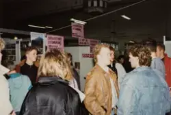 Antakelig fra utdanningsmesse for videregående skoler i Østfold, stand om bibliotekarutdanning, ved ansatte fra  Østfold fylkesbibliotek.