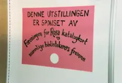 Antakelig fra utdanningsmesse for videregående skoler i Østfold, stand om bibliotekarutdanning, ved ansatte fra  Østfold fylkesbibliotek.