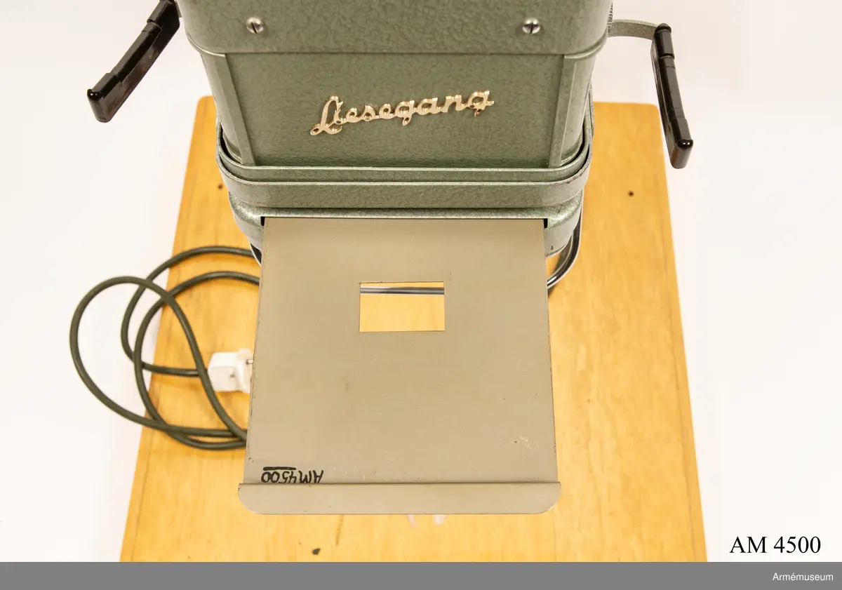 Förstoringsapparat med tillbehör. Liesegang Rajah III S (118 MT) 6,5x9. (M 3824-118011). Består av: 1 förstoringsapparat, 1 rödfilter m hållare, 2 kassetter, 2 avmaskningsbleck, 1 negativhållare, 1 dubbelkondensorlins, 2 glasplattor.