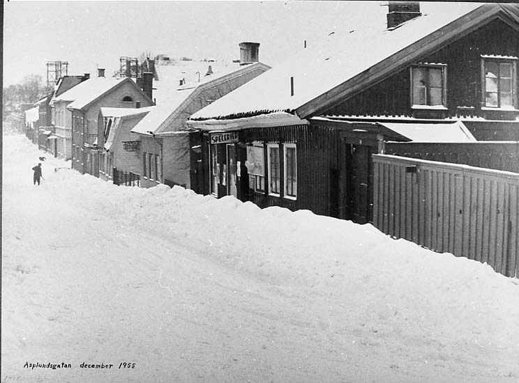 Medföljande text: "Asplundsgatan december 1955".