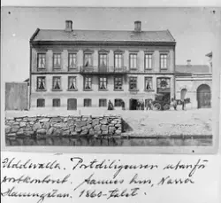 Medföljande text: "Uddevalla. Postdiligensen utanför postkon
