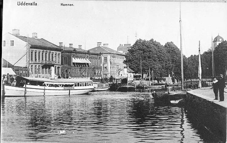 Medföljande text: "Uddevalla Hamn. (Vykort 7/72)".