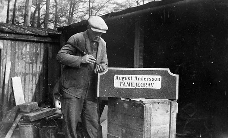 Medföljande text: "Vänersborgs Stenförädling, 1950-talet, Vänersborg. Original foto tillhörande, S. Bornström".