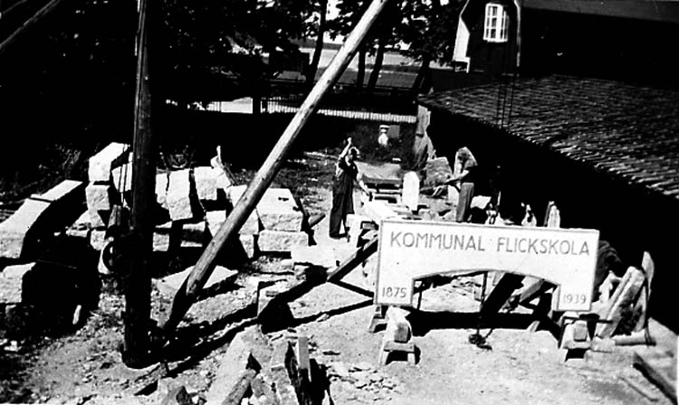Medföljande text: "Vänersborgs stenförädling vid Vassbotten, Werner Bornström" Vänersborg. 1950-talet. 
Originalfoto tillhörande S. Bornström".
