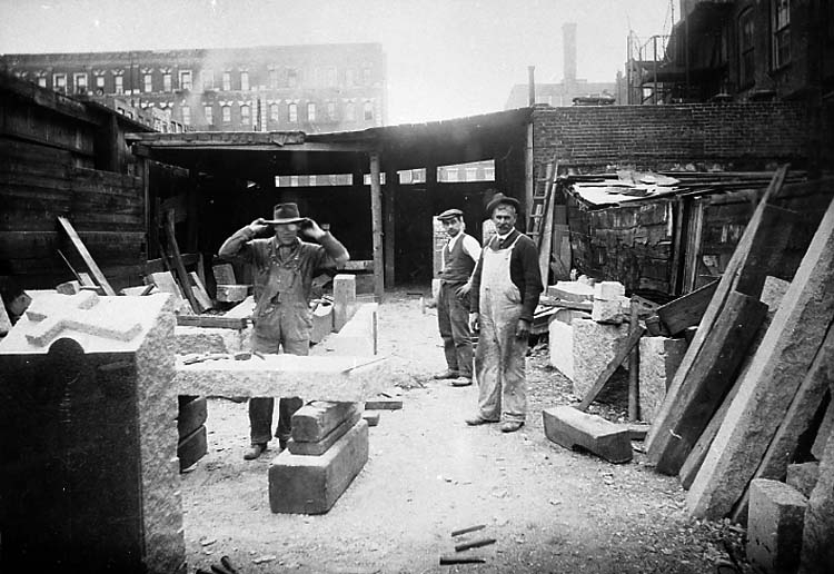 Medföljande text: "I New York" Stenhuggare från Ramsvik. 1920-talet. 
Original foto tillhörande S. Bornström".