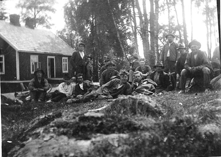 Medföljande text: "Gubbarna väntar på öl" Stenbrohult stenbrott Kronobergs län 1920-talet".
