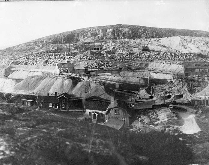 Medföljande text: "Rixö "Knottfabrik" omkr. 1930-talet. Original foto tillhörande, Kullgrens Enka i Gbg".