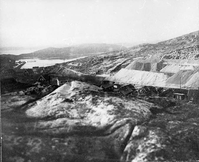 Medföljande text: "Rixö "Knottfabrik" omkr. 1930-talet. Original foto tillhörande, Kullgrens Enka i Gbg".