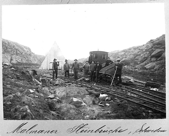 Medföljande text: "Järnvägsbygget på Malmön 1908. (Järnvägen revs 1962). Sedan dess lastbilar".
Text på kortet: "Malmaener Steinbrüche, Schweden".