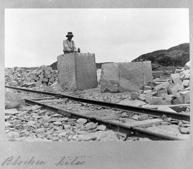 Medföljande text: "Blocken kilas, omkr. 1910-talet".