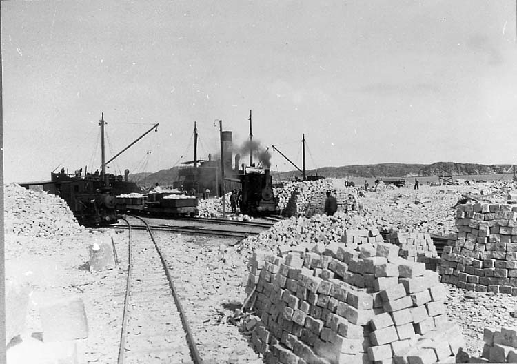 Medföljande text: "Lastkajen i Grönvik, Malmön. Omkr. 1920-talet".