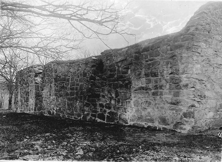 Medföljande text: "Ytterby kyrkoruin. Efter restaureringen 1927. Exteriör mot N långhusväggen".