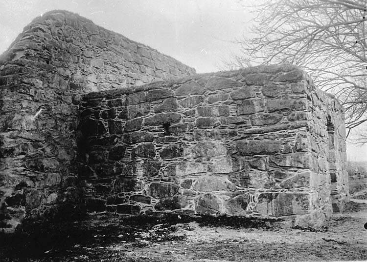 Medföljande text: "Ytterby kyrkoruin. Efter restaureringen 1927. Tornets N vägg och V gavel".