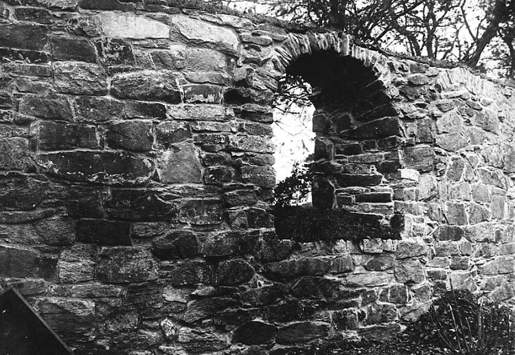 Medföljande text: "Ytterby kyrkoruin. Efter restaureringen 1927. Interiör med NV fönstret. (Taget från V)".