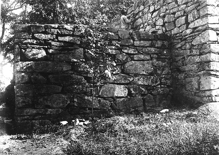 Medföljande text: "Ytterby g:a kyrka. Exteriör SV hörnet med tornet. Under Tells restaureringen 1927".