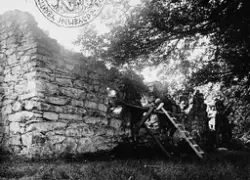 Medföljande text: "Ytterby gamla kyrka. N väggen vid restaur